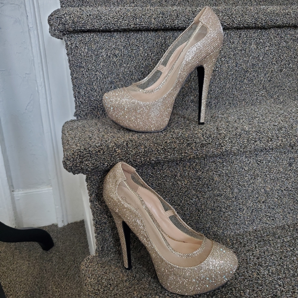 QUIPID~GOLD SPARKLING PLATFORM STILETTOS W/ RHINESTONES ON TOE & MESH ACCENTS!